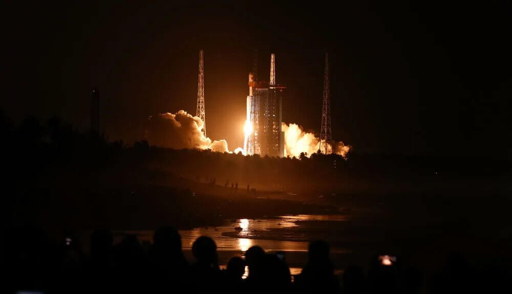 中国が「長征8号」を打ち上げ 通信衛星コンステレーション「千帆」18機を軌道投入 1 海南商業航天発射場から打ち上げられた「長征8号」ロケット。通信衛星コンステレーション「千帆」第9グループの衛星を搭載している(Credit: CASC / 楊冠宇)