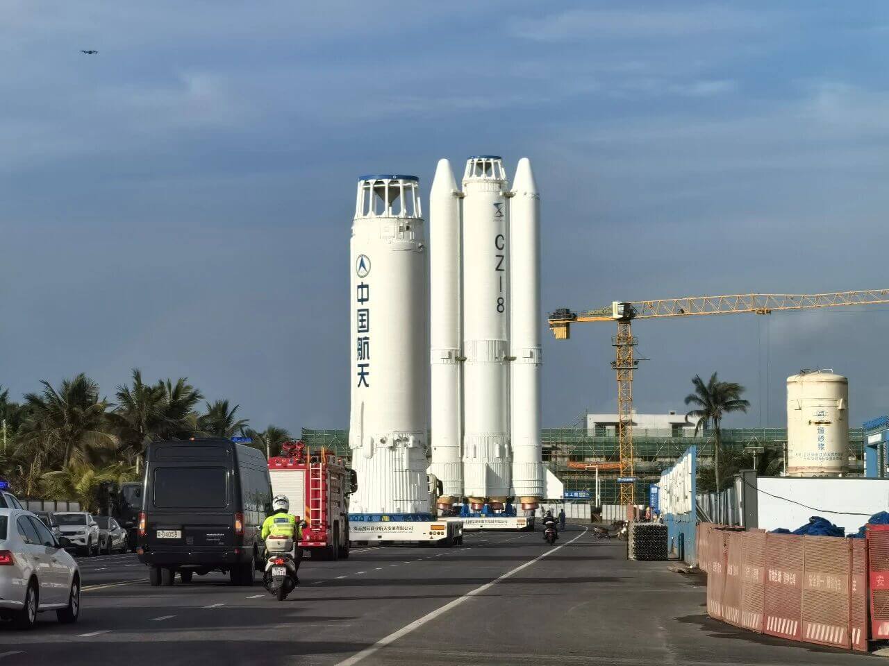 中国が「長征8号」を打ち上げ 通信衛星コンステレーション「千帆」18機を軌道投入 2 海南商業航天発射場で輸送中の「長征8号」ロケット(Credit: CASC / 張梓軒)
