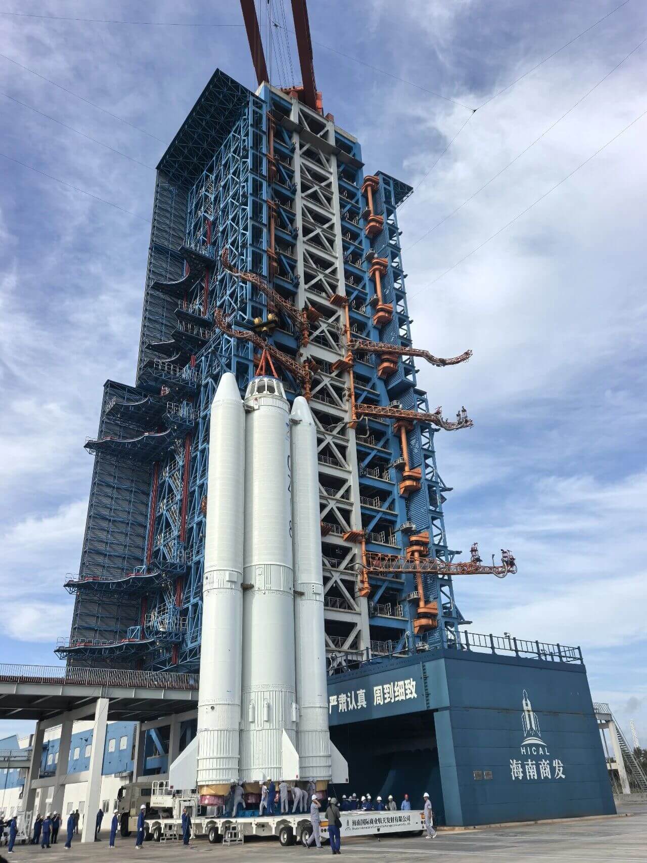 中国が「長征8号」を打ち上げ 通信衛星コンステレーション「千帆」18機を軌道投入 3 海南商業航天発射場の発射台に設置された「長征8号」ロケット(Credit: CASC / 張梓軒)