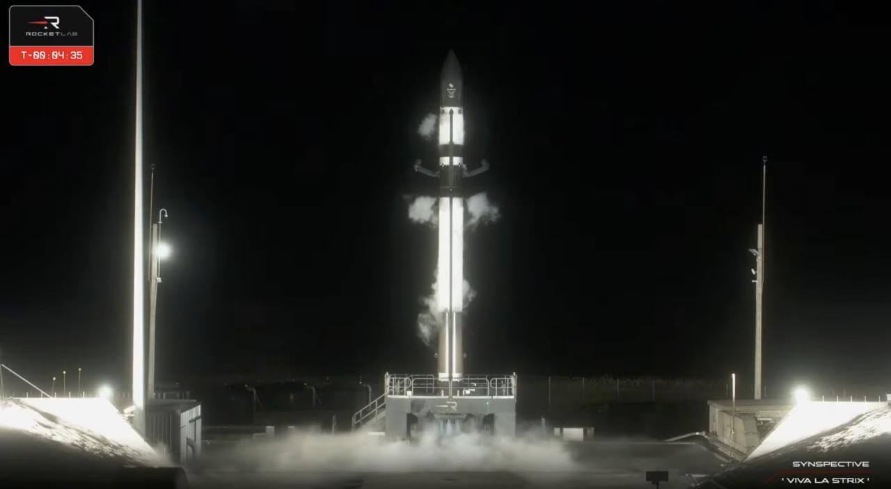Synspectiveの小型SAR衛星を搭載し「Viva La StriX」ミッションで打ち上げを待つRocket LabのElectronロケット（Credit: Rocket Lab / Synspective）