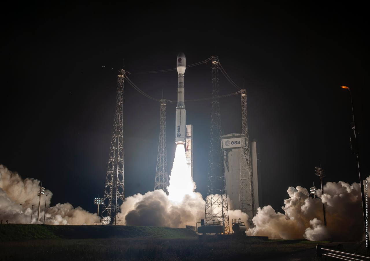 Avio、「Vega C」ロケットでESA・中国科学院の太陽風観測ミッション「SMILE」の衛星を打ち上げ 1 ギアナ宇宙センターから打ち上げられた「Vega C」ロケット(Credit: ESA/Avio)