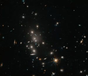 ハッブル宇宙望遠鏡が観測した40億光年先の銀河団「MACS J1141.6-1905」