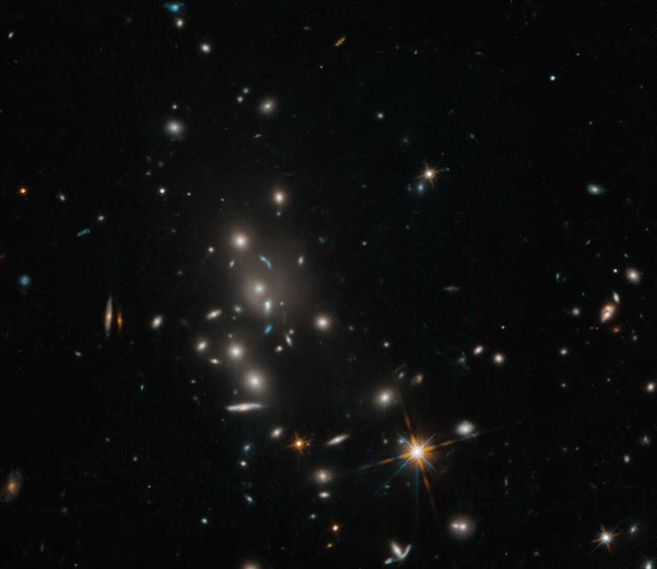 ハッブル宇宙望遠鏡が観測した40億光年先の銀河団「MACS J1141.