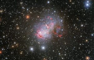 天の川の向こうできらめくスターバースト銀河　不規則銀河「IC 10」