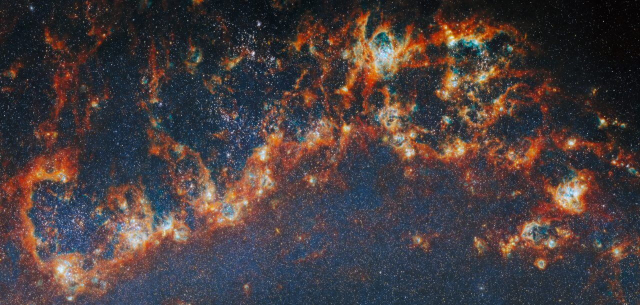 重い星団ほどガス雲から早く抜け出す　ウェッブとハッブルの観測で明らかに