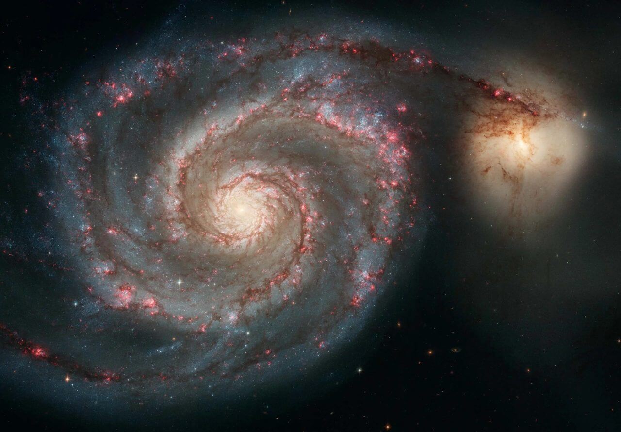 渦巻銀河「M51」（左）。重力を介して相互作用する隣の銀河「NGC 5195」（右）と並ぶ様子から付けられた「子持ち銀河」の愛称でも知られる（Credit: NASA, ESA, S. Beckwith (STScI) and the Hubble Heritage Team (STScI/AURA)）