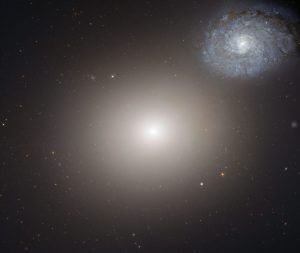 対照的な銀河のコンビ　ハッブル宇宙望遠鏡が観測した特異銀河「Arp 116」