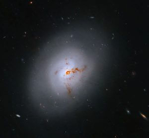 星形成をさまたげる巨大なブラックホール　ハッブルが観測したレンズ状銀河「NGC 1266」