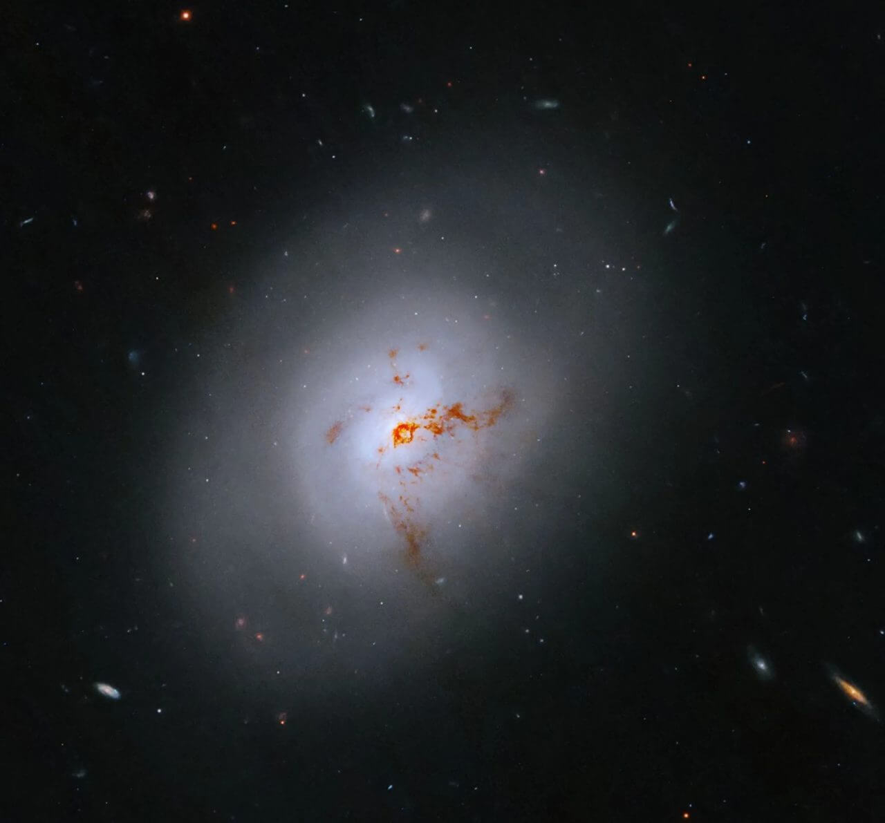 星形成をさまたげる巨大なブラックホール ハッブルが観測したレンズ状