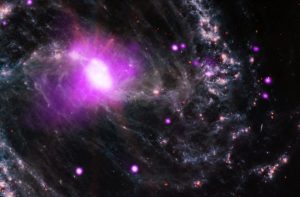 巨大なブラックホールが潜む中心部　ウェッブ＆チャンドラが観測した棒渦巻銀河「NGC 1365」