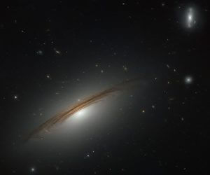 時速180万kmで回転する巨大銀河「UGC 12591」　ハッブル宇宙望遠鏡が観測