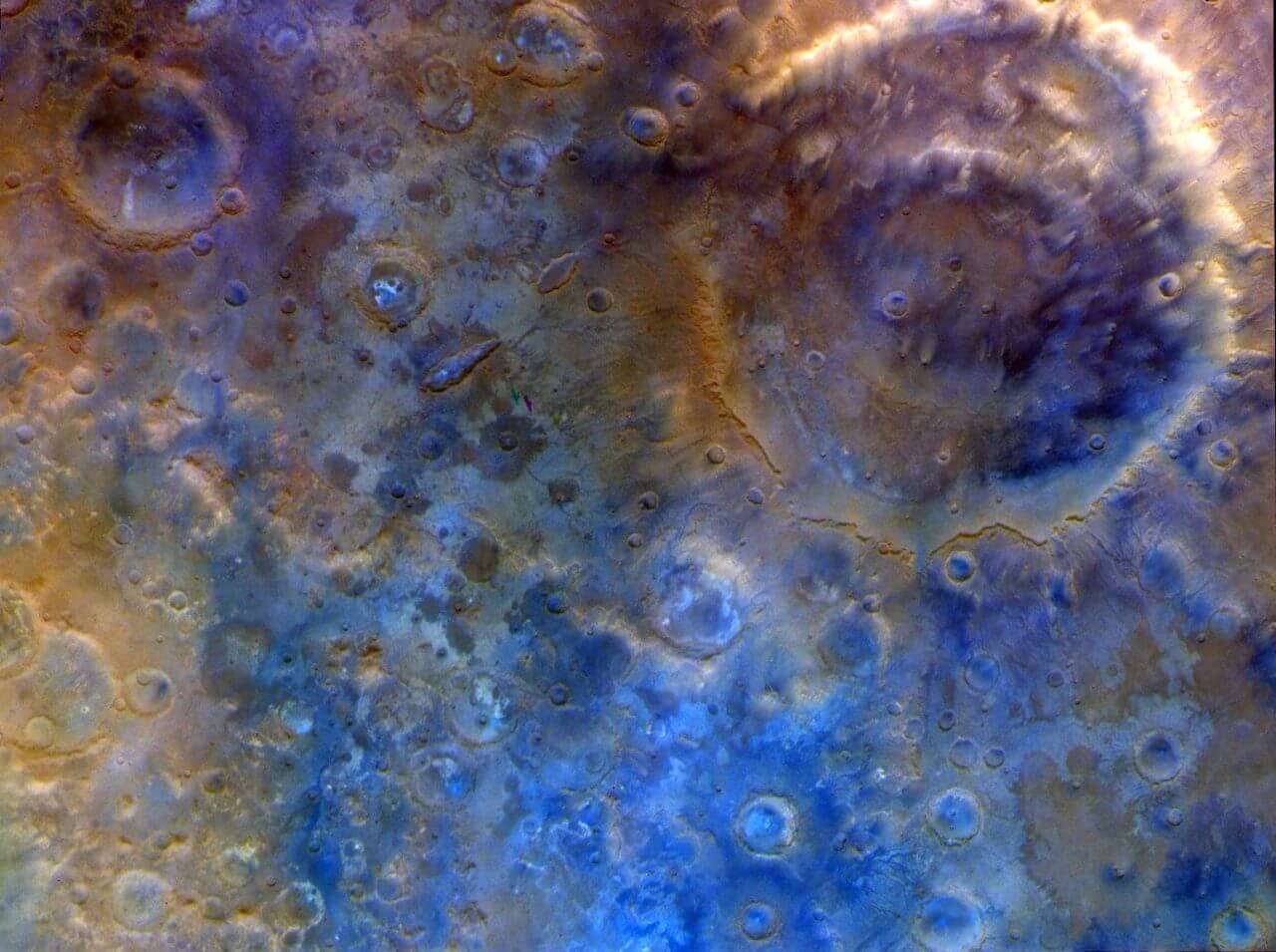 NASA小惑星探査機「Psyche」が火星スイングバイ成功 小惑星プシケには2029年8月到着予定 2 火星スイングバイ時にPsyche探査機のマルチスペクトルイメージャーで撮影されたホイヘンス・クレーター(右上)。色は違いを明確にするために強調表示されていることに注意(Credit: NASA/JPL-Caltech/ASU)