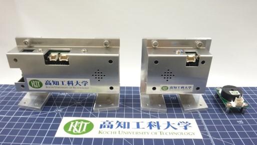MOMO3号機に搭載されたインフラサウンド計測器。左から：メインマイク、サブマイク、ブザー（Credit: 高知工科大学）