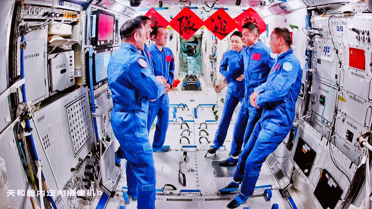 中国が有人宇宙船「神舟23号」打ち上げ 3時間半後に中国宇宙ステーションへ到着 3 CSS(中国宇宙ステーション)で対面する「神舟22号」と「神舟23号」のクルー(Credit: CMSA)