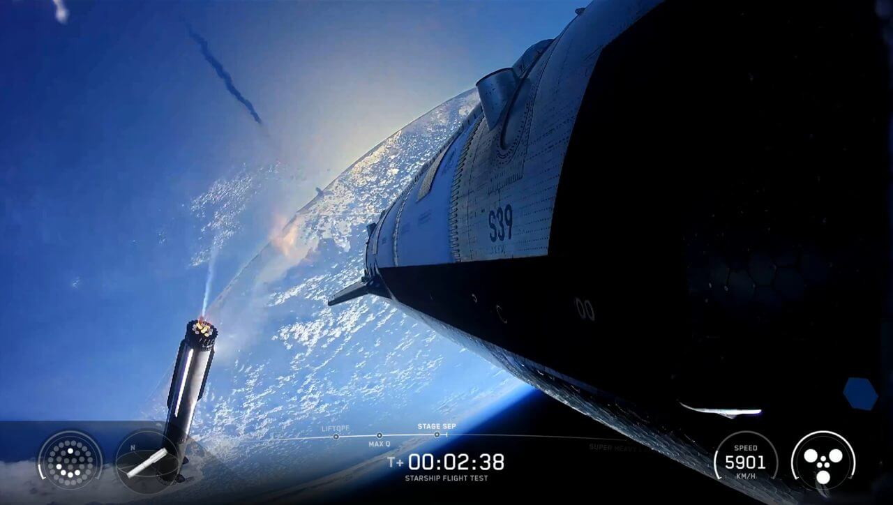 スペースXが「スターシップ」第12回飛行試験を実施 第3世代が初飛行でインド洋に着水成功 2 分離したSuper Heavy(スーパーヘビー)ブースター(左)と、Starship(スターシップ)宇宙船。SpaceXのライブ配信から(Credit: SpaceX)