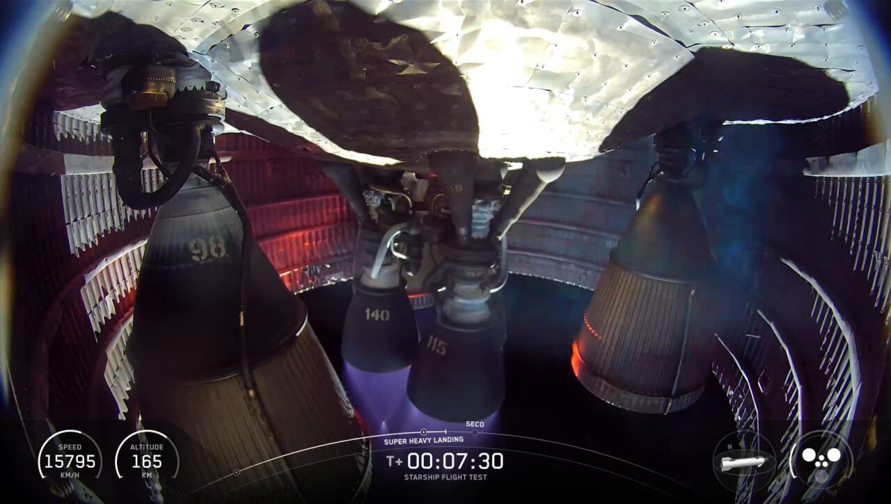 スペースXが「スターシップ」第12回飛行試験を実施 第3世代が初飛行でインド洋に着水成功 3 上昇燃焼中のStarship(スターシップ)宇宙船のエンジン搭載部分。右端のエンジン周辺に、白いガスがただよっているように見える。SpaceXのライブ配信から(Credit: SpaceX)