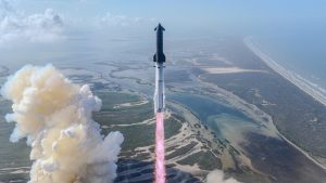 スペースXがスターシップによる初の有人火星フライバイミッションを発表