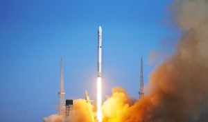 中国の新型ロケット「長征12号乙」初飛行に成功　「千帆」衛星を軌道投入