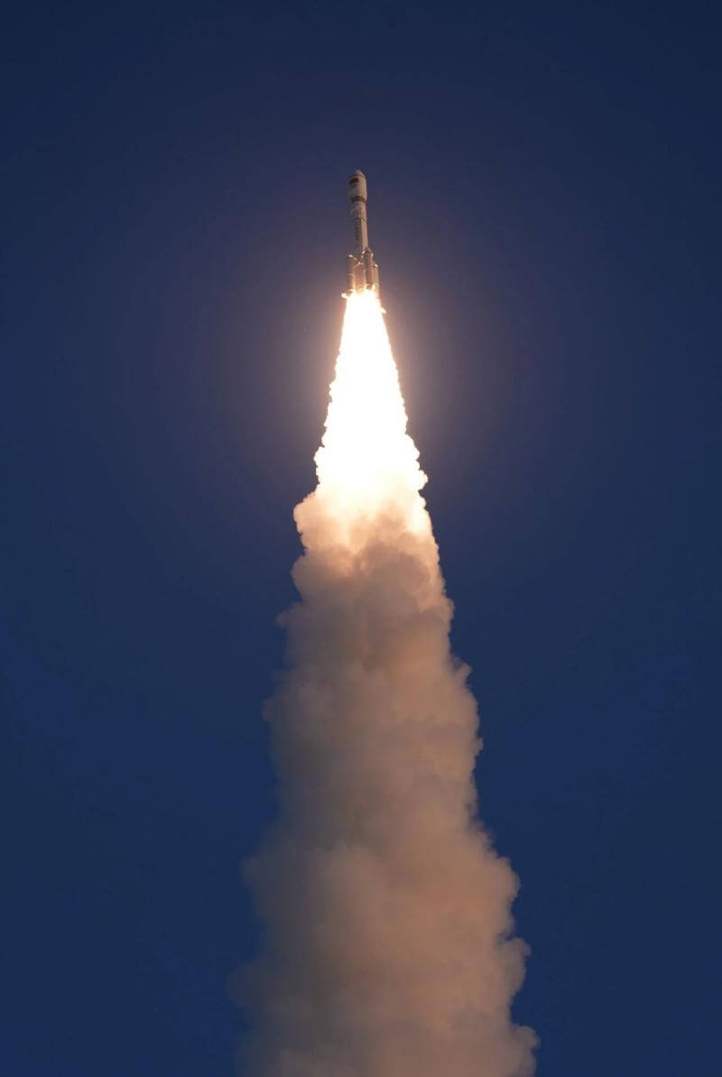 中国が「千帆」衛星を2日連続で打ち上げ 異なる長征ロケットで投入、軌道上は累計200機に到達 2 千帆極軌11組を載せ、上昇していく長征6号改ロケット(Credit: CASC / 尚宇航)