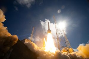 アリアンスペースが「アリアン6」でAmazon Leoの衛星36機を打ち上げ 強化型ブースターを初使用