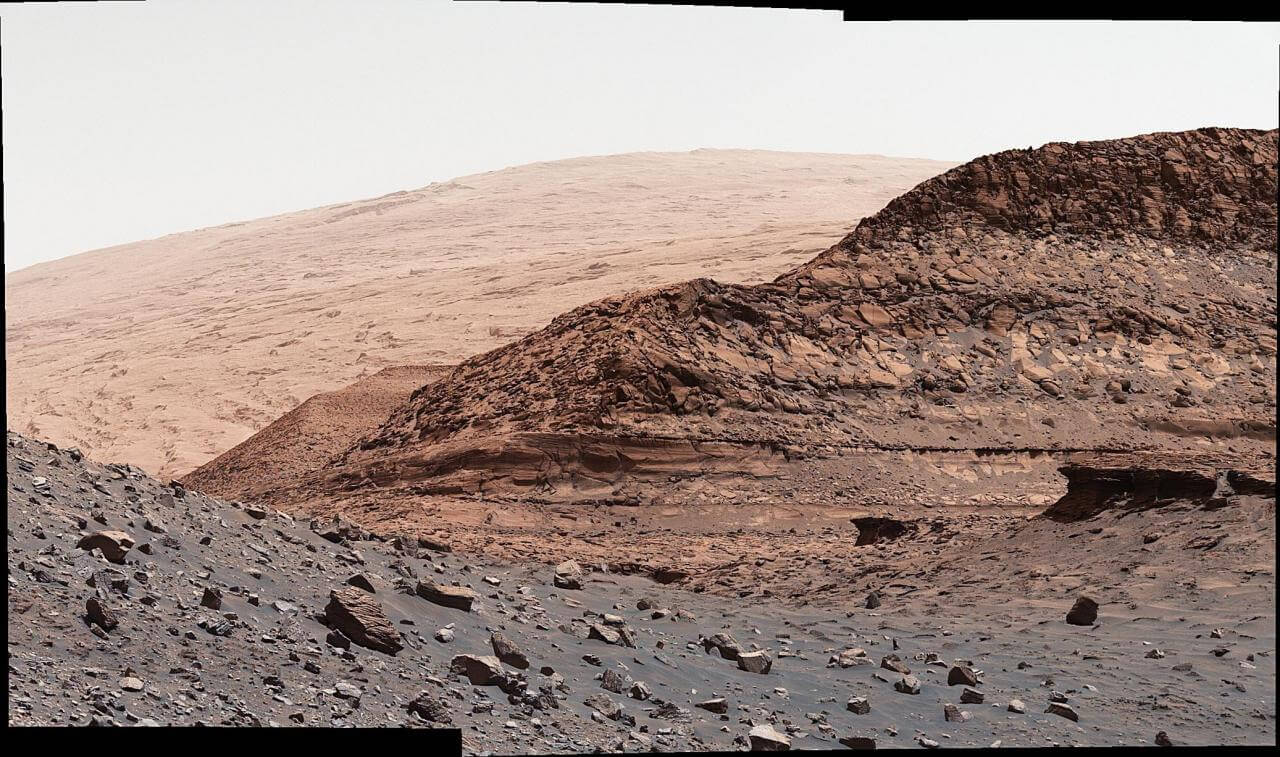 火星の乾いた峠を越えて　キュリオシティが見た岩山に囲まれた風景