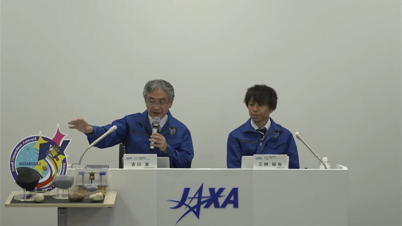2026年6月24日の記者説明会に登壇したJAXAはやぶさ2拡張ミッションチームの吉川真さん（左）と三桝裕也さん（右）。記者説明会の公式ライブ配信から引用（Credit: JAXA）