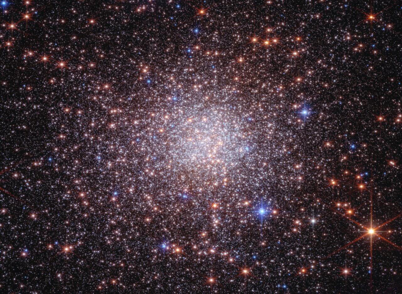 「ターザン5」は球状星団ではなかった？ ウェッブとハッブルが明らかにしたその正体とは