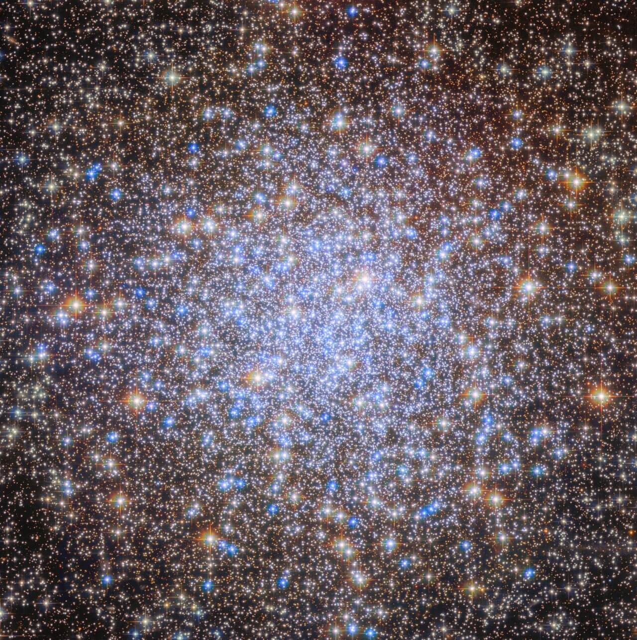 いて座で輝く古き星団　ハッブル宇宙望遠鏡が観測した球状星団「NGC 6723」