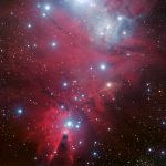青と赤のコントラストが美しい領域　“クリスマスツリー星団”として知られる「NGC 2264」