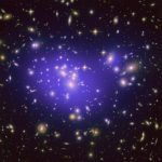 見えざるダークマターの分布を明かす　ハッブル宇宙望遠鏡が観測した銀河団「エイベル1689」