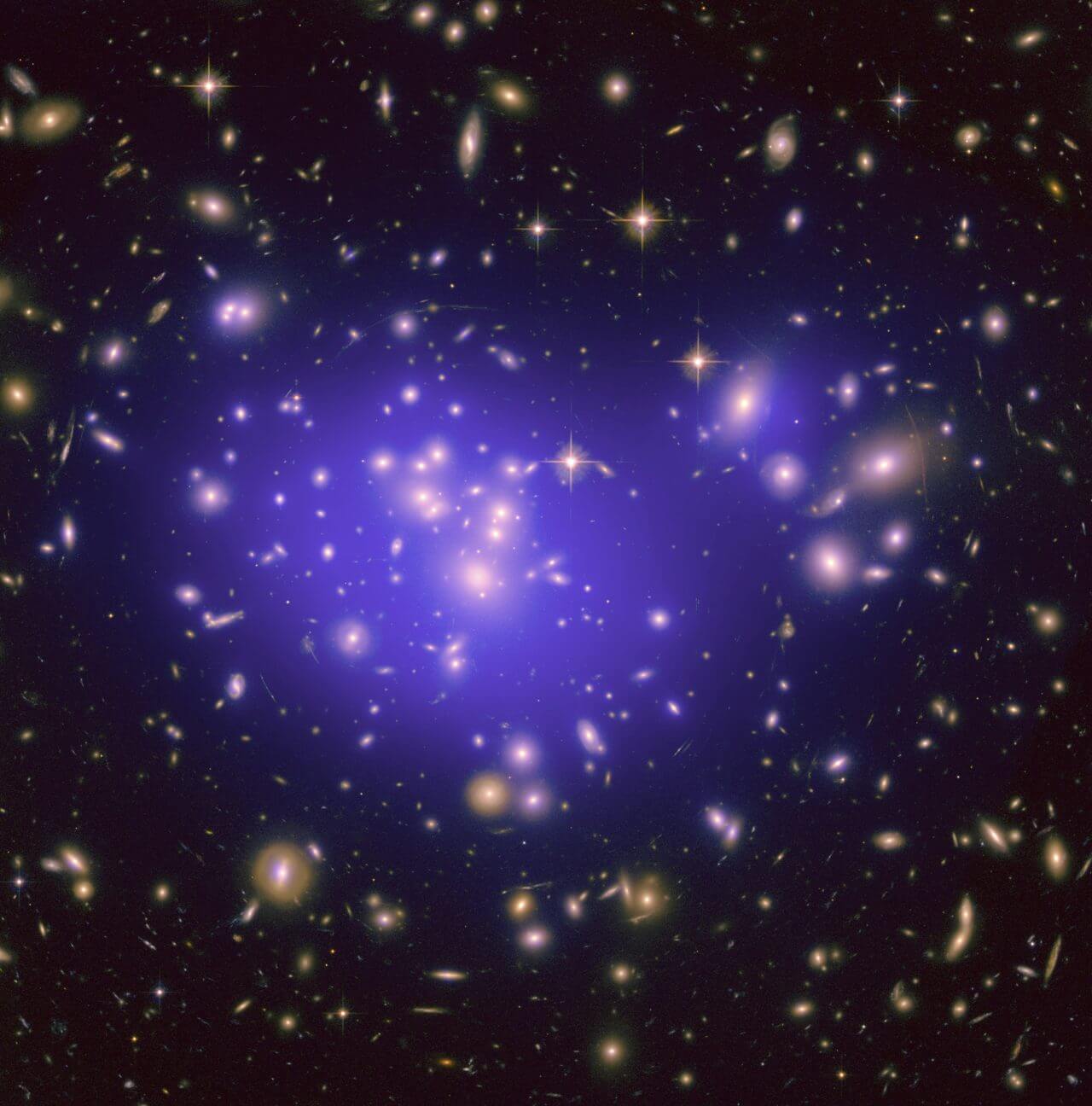 見えざるダークマターの分布を明かす　ハッブル宇宙望遠鏡が観測した銀河団「エイベル1689」