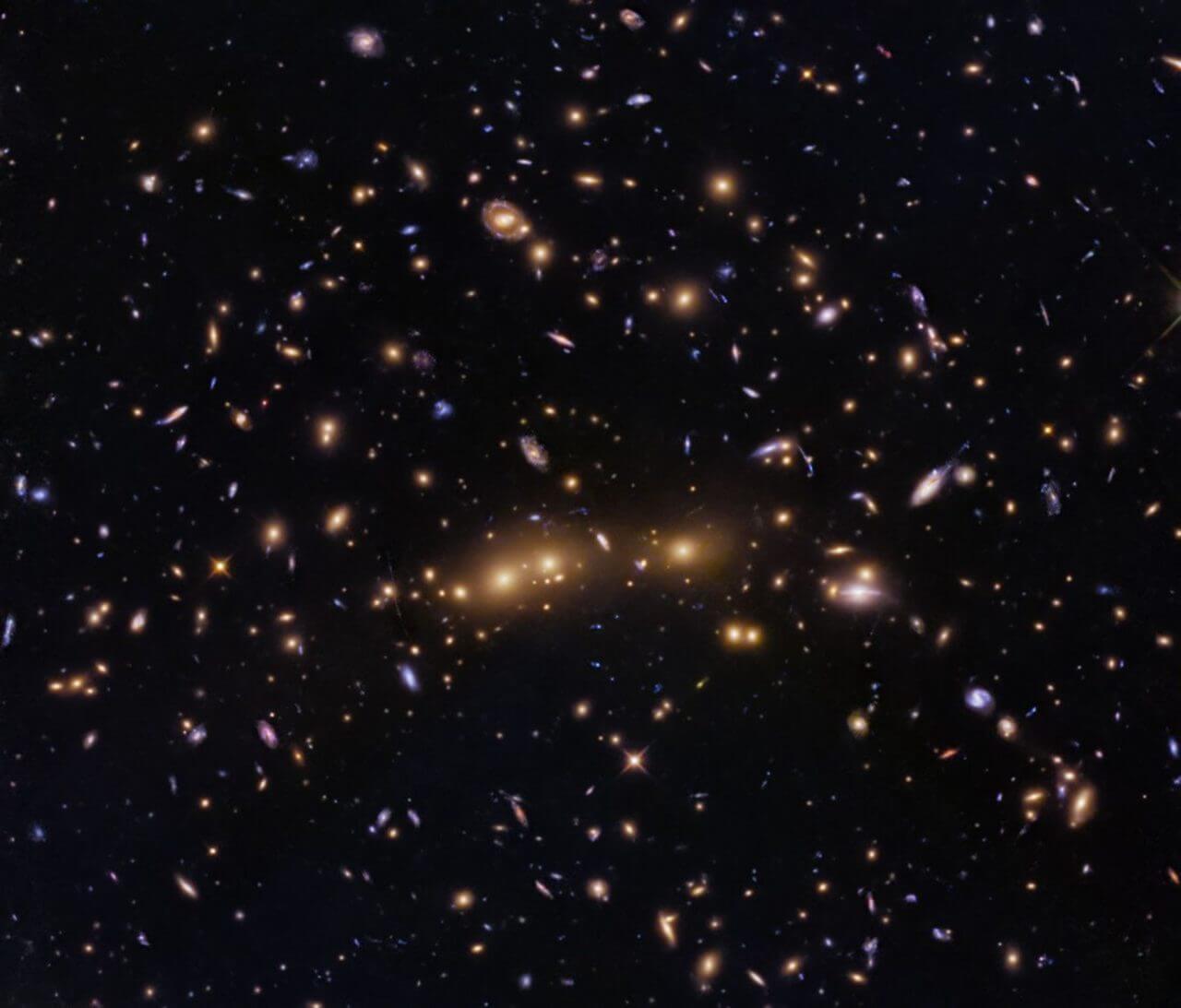 “合体が進行中”の銀河団　ハッブル宇宙望遠鏡が観測した「CL0016+1609」