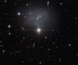 淡く輝く星々の群れ　ハッブル宇宙望遠鏡が観測した矮小不規則銀河「ESO 490-017」