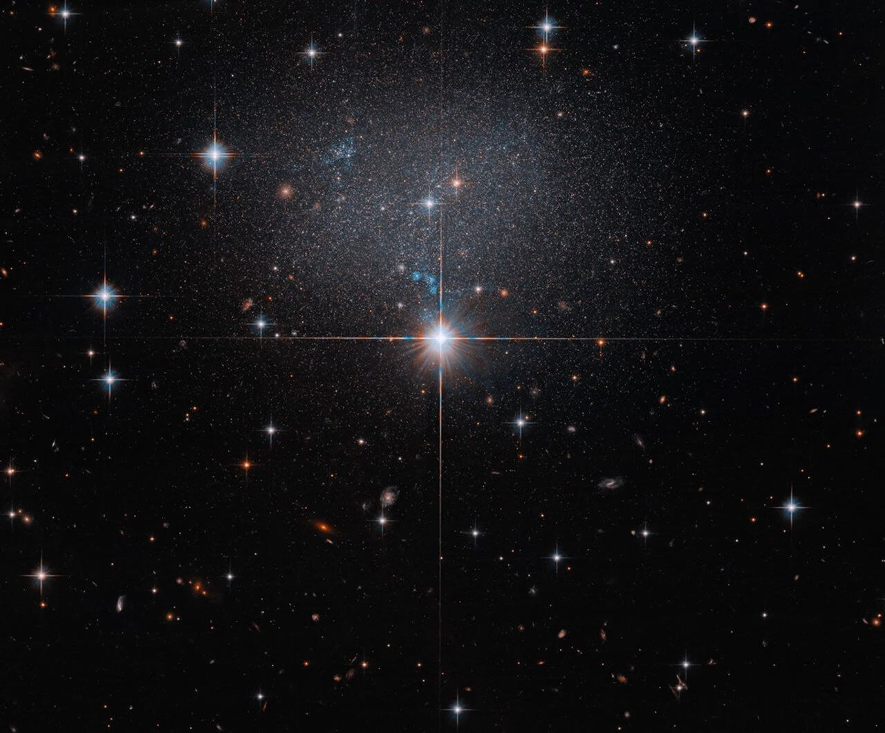 淡く輝く星々の群れ ハッブル宇宙望遠鏡が観測した矮小不規則銀河「ESO 490-017」