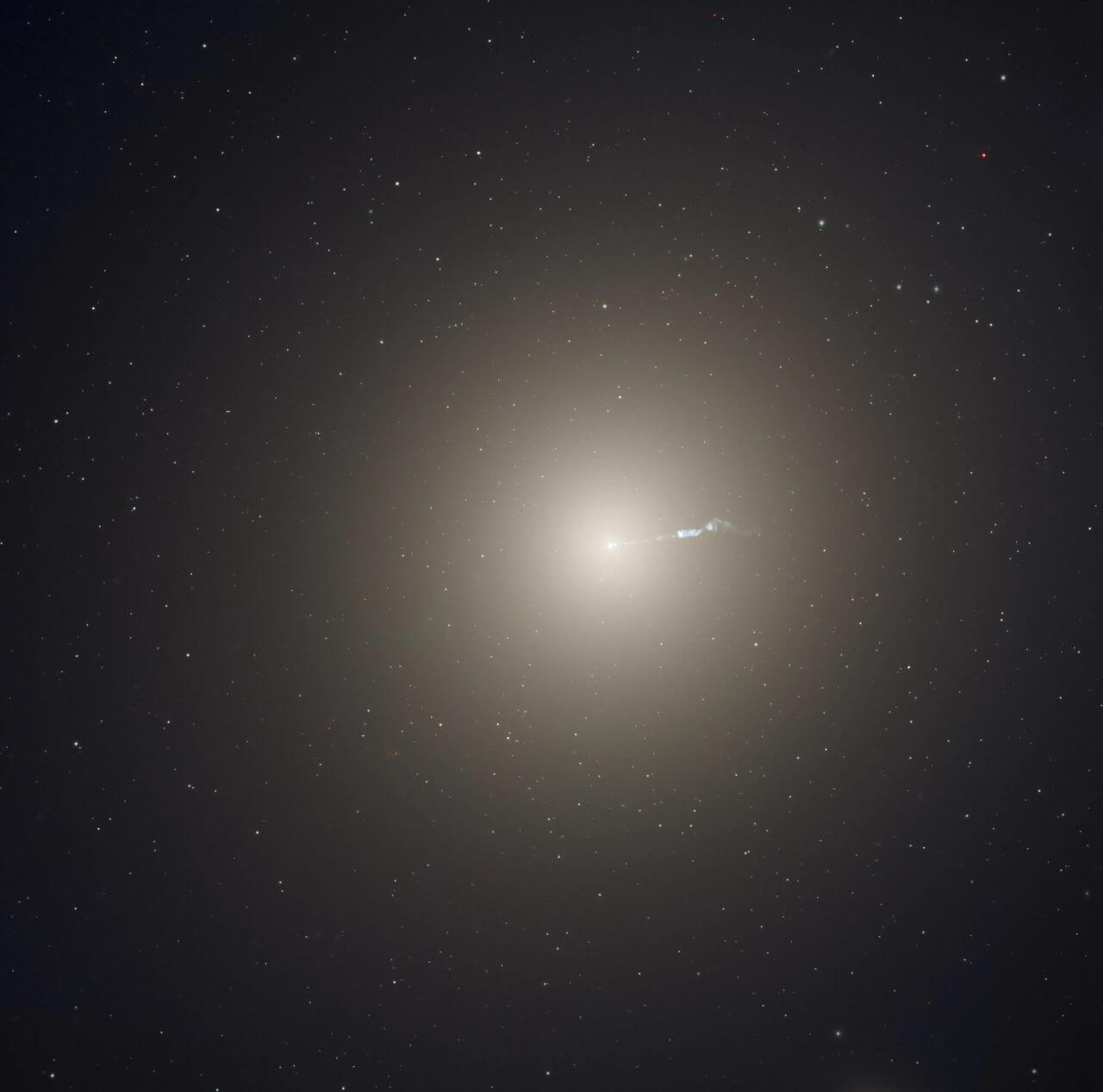 天の川銀河中心の巨大なブラックホールが吹かせる「風」の証拠を発見 50年来の謎を解明 3 Hubble(ハッブル)宇宙望遠鏡が観測した楕円銀河「M87」。中心からジェットが噴出している(Credit: NASA, ESA and the Hubble Heritage Team (STScI/AURA); Acknowledgment: P. Cote (Herzberg Institute of Astrophysics) and E. Baltz (Stanford University))