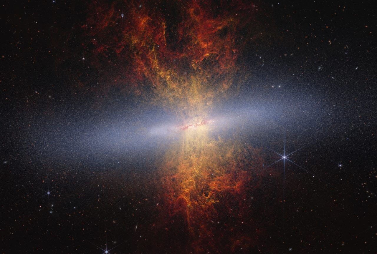 1600万以上の星々と吹き出る銀河風　ウェッブとハッブルが捉えた“葉巻銀河”こと「M82」