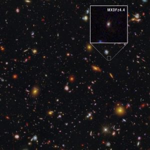 初期宇宙の“霧”を晴らした紫外線 ハッブルが観測した約124億年前の銀河「MXDFz4.4」