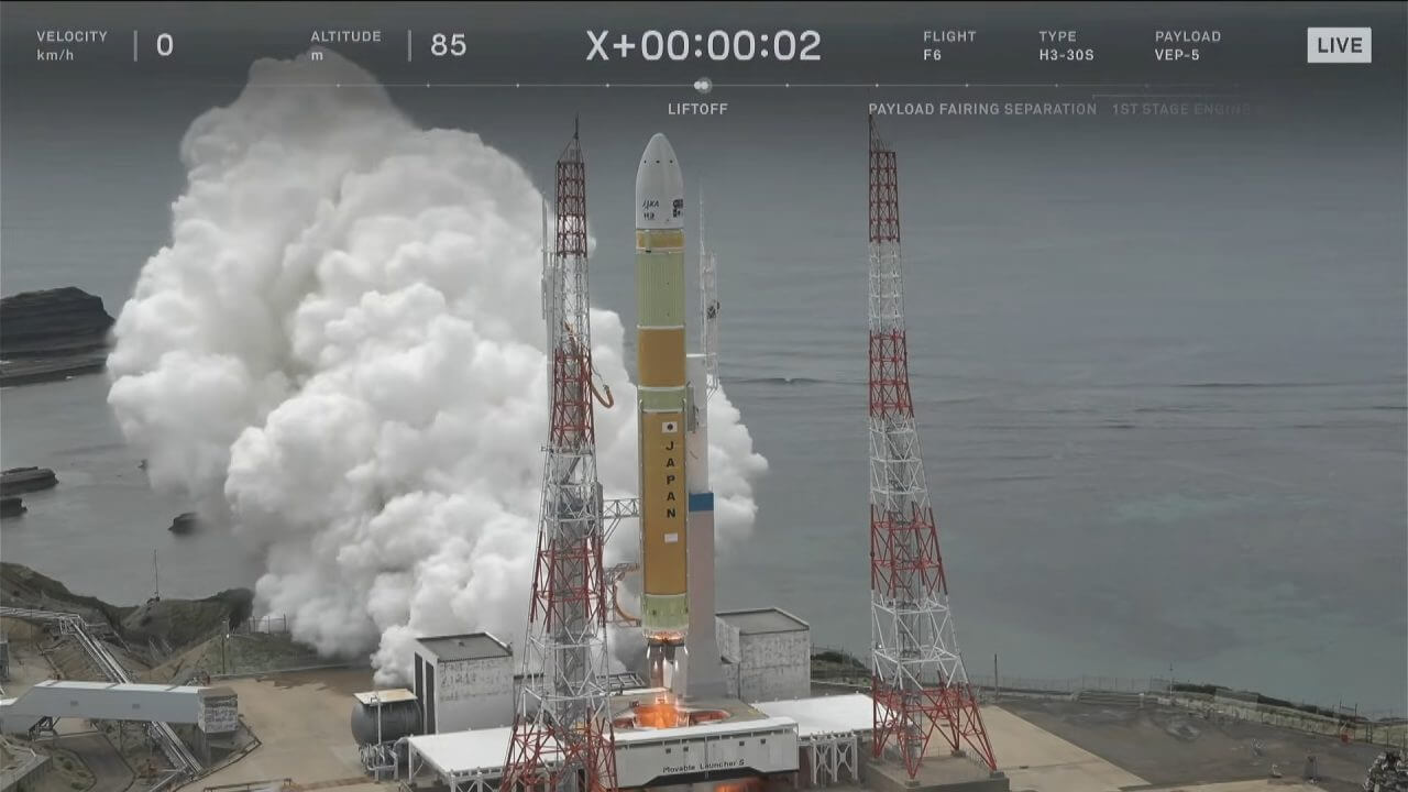JAXAが「H3」ロケット6号機を打ち上げ 2段目の軌道投入を達成 2 リフトオフした「H3」ロケット6号機。JAXAの公式ライブ中継から(Credit: JAXA)