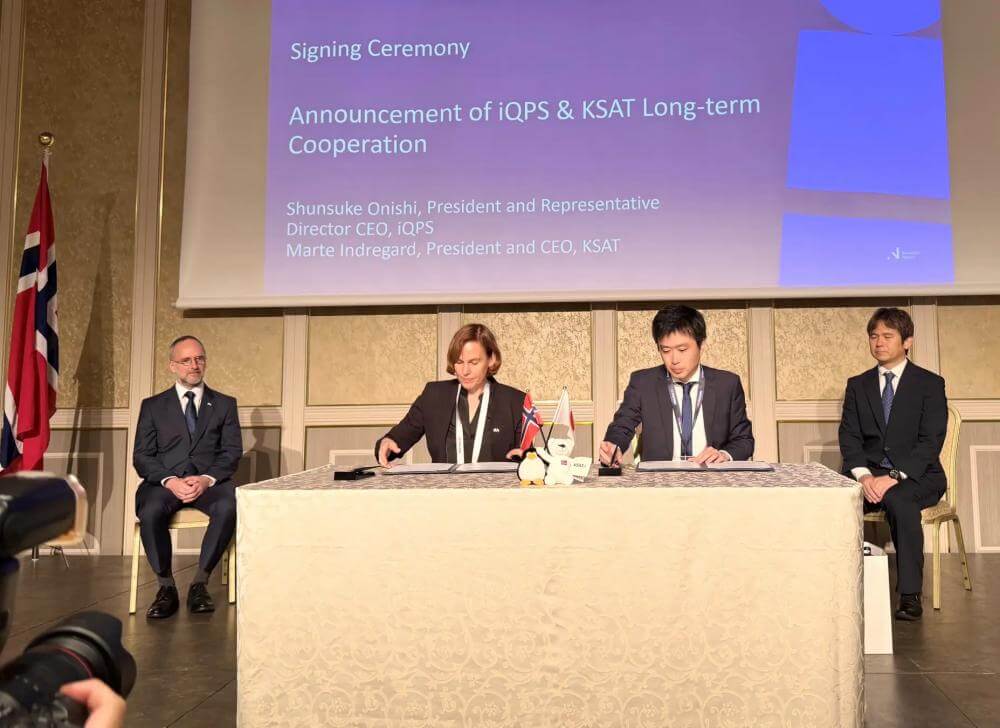 QPS研究所とKSATの長期パートナーシップ締結の署名式。KSAT CEO マルテ・インドレガード氏（左から2番目）とQPS研究所 CEO 大西俊輔氏（右から2番目）（Credit: QPS研究所）