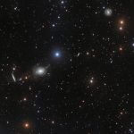 星々の淡い帯が語る歴史　“おとめ座”の楕円銀河「NGC 5018」の優美な姿