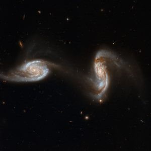 まるでダンスを踊るふたつの銀河　ハッブル宇宙望遠鏡が観測した相互作用銀河「Arp 240」
