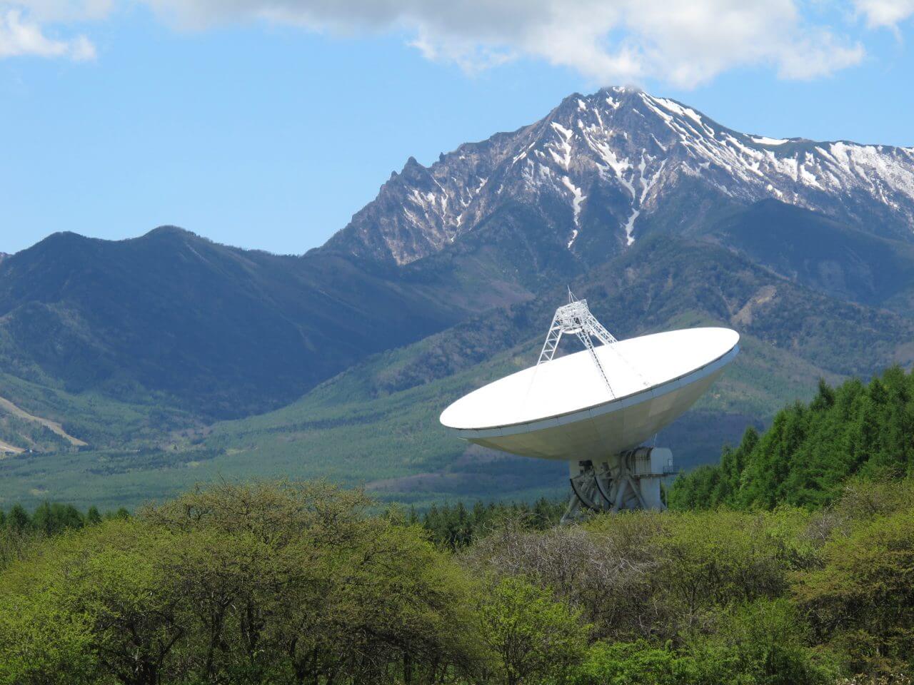 国立天文台野辺山宇宙電波観測所の45m電波望遠鏡（Credit: 国立天文台野辺山宇宙電波観測所）