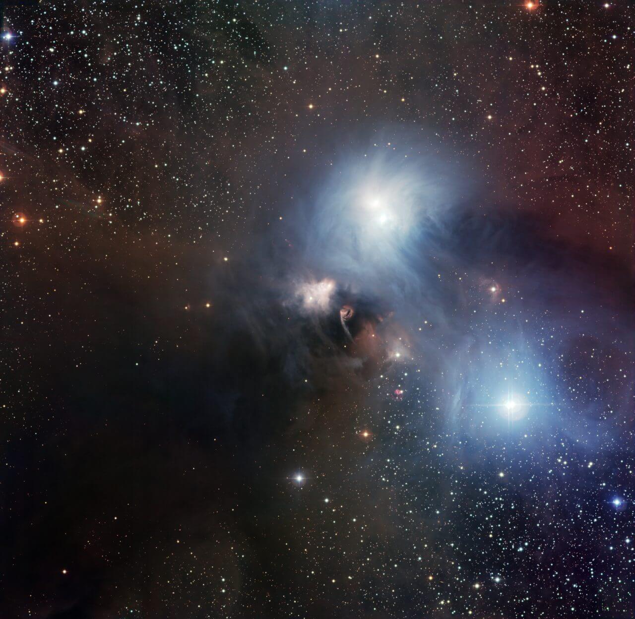 まるで水彩画のような“星のゆりかご” 「みなみのかんむり座R星」と青く輝く星雲