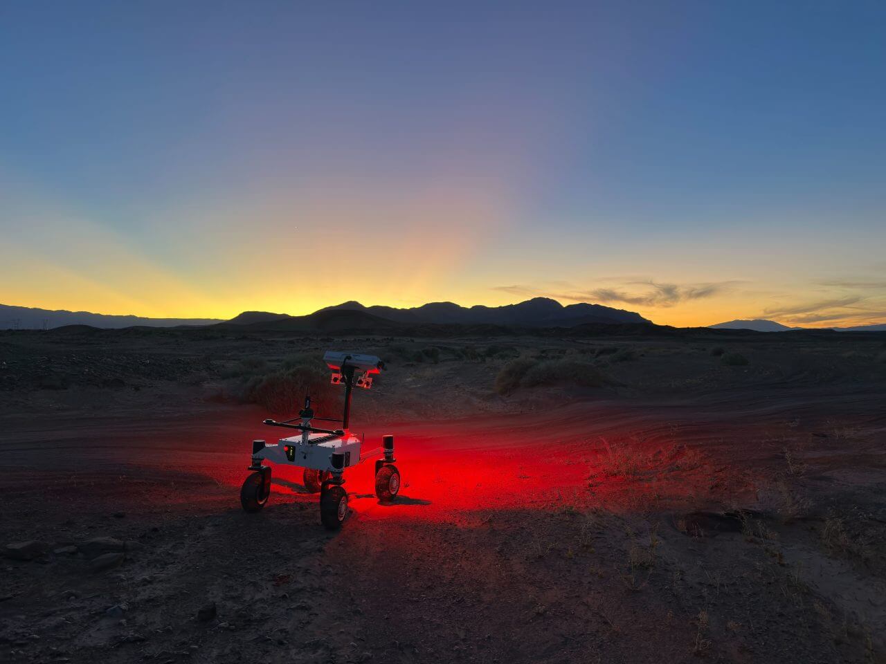 フィールドテストを行うNASAの次世代探査車プロトタイプ「ERNEST」（Credit: NASA/JPL-Caltech）