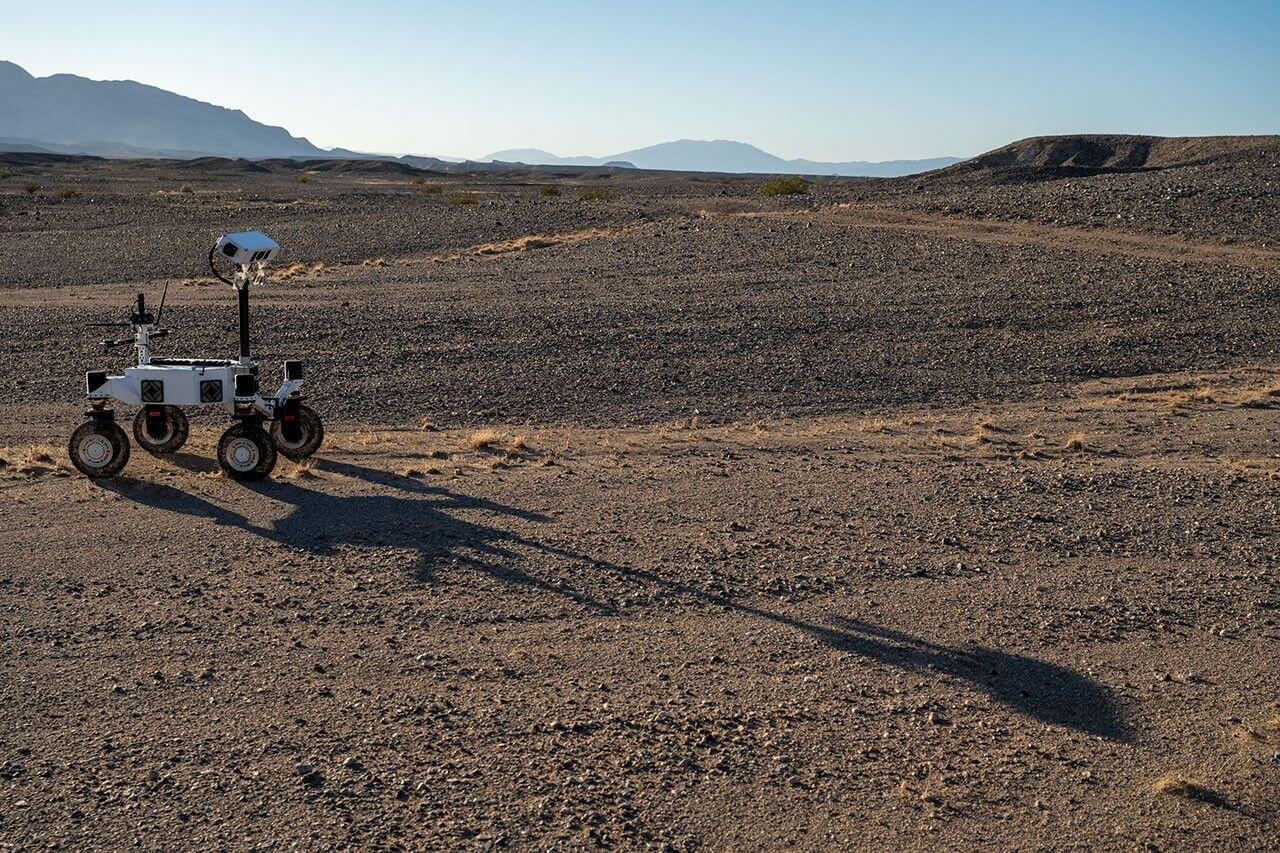 フィールドテストを行うNASAの次世代探査車プロトタイプ「ERNEST」（Credit: NASA/JPL-Caltech）