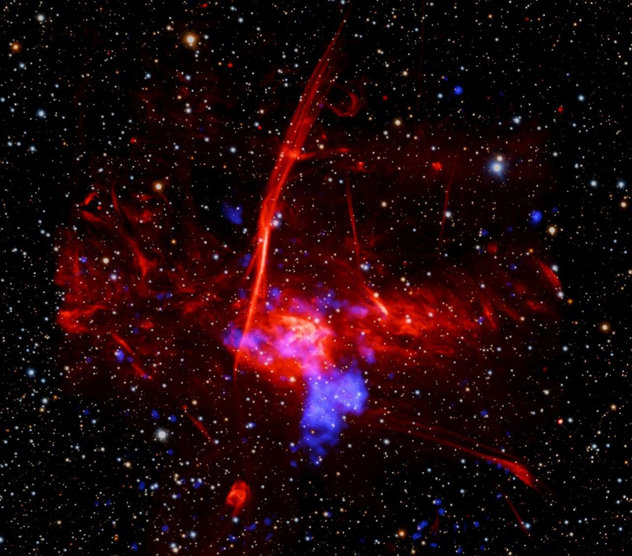 天の川銀河の中心部で新たな超新星残骸の候補を発見か　チャンドラなどの観測データから