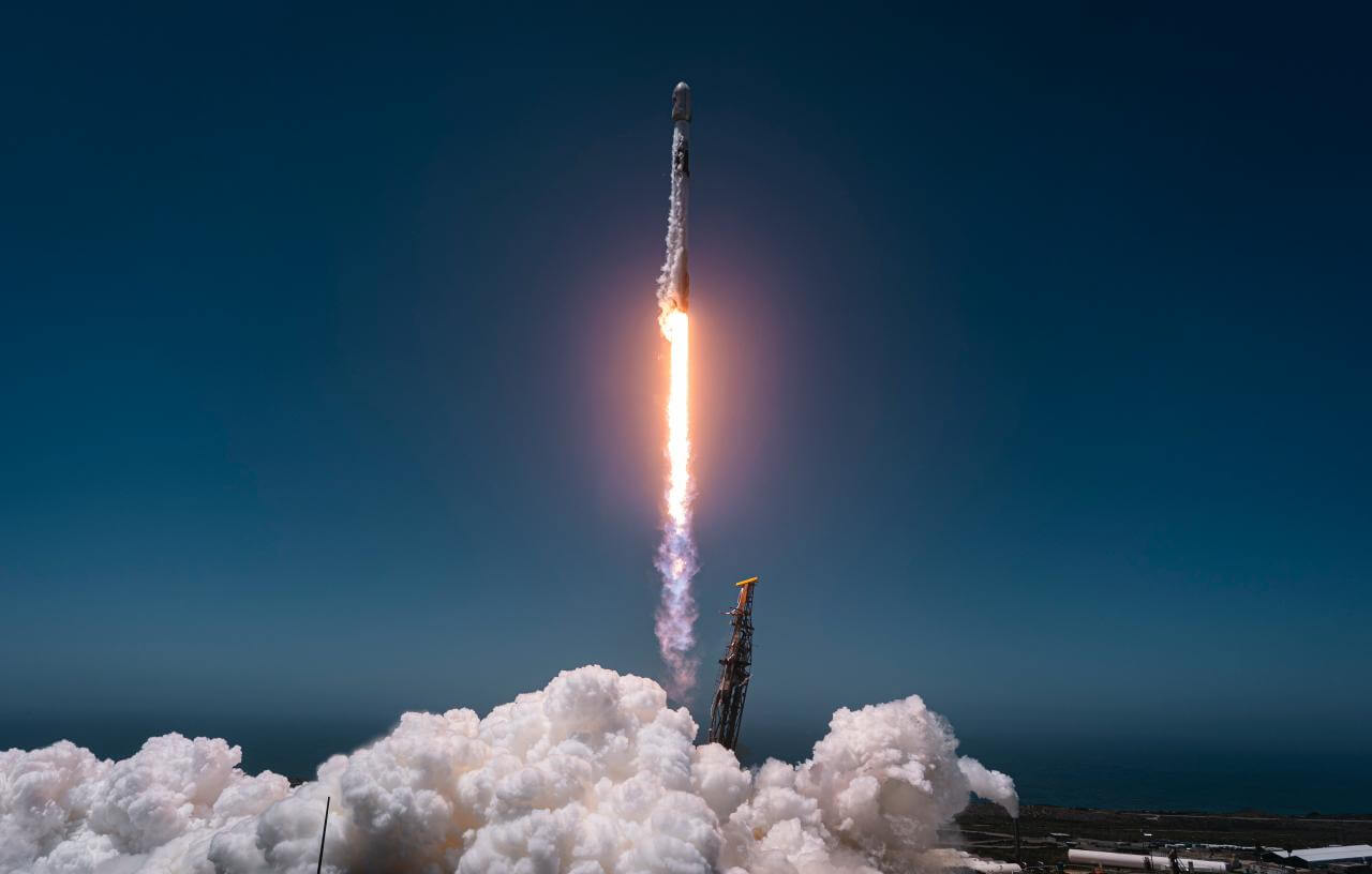 スペースX、ファルコン9でアメリカ宇宙軍のデータ伝送衛星21機を打ち上げ