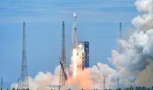 中国、新型ロケット「長征10号乙」初飛行に成功 中国初の第1段制御回収も達成