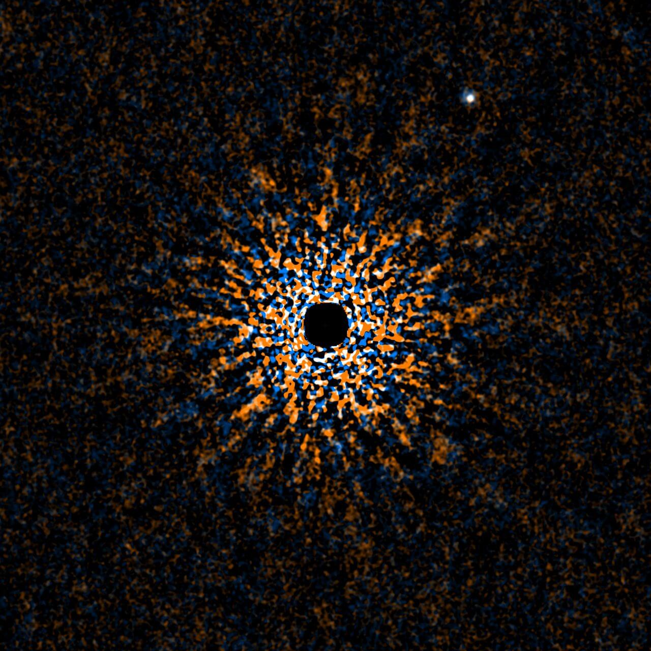 “ピンクの惑星”「GJ 504 b」には “塩類の雲” が浮かんでいる ウェッブ宇宙望遠鏡の観測で判明 1 図1: すばる望遠鏡で撮影されたGJ 504 b(右上の白い点)。中央は主星であるGJ 504があり、光をさえぎるコロナグラフのため黒くなっている。(Credit: 国立天文台)