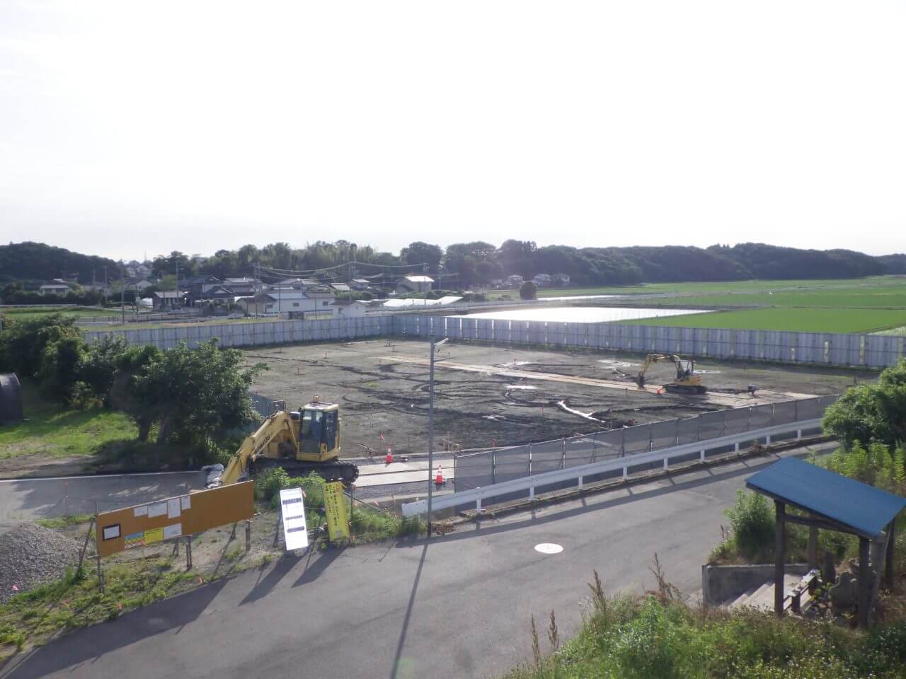 図5: まだ更地であったころ、2025年6月の建築予定地の様子。周りには農地が広がっていることが分かります。（Credit: 彩恵りり）
